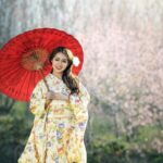 femme-en-robe-asiatique-traditionnelle