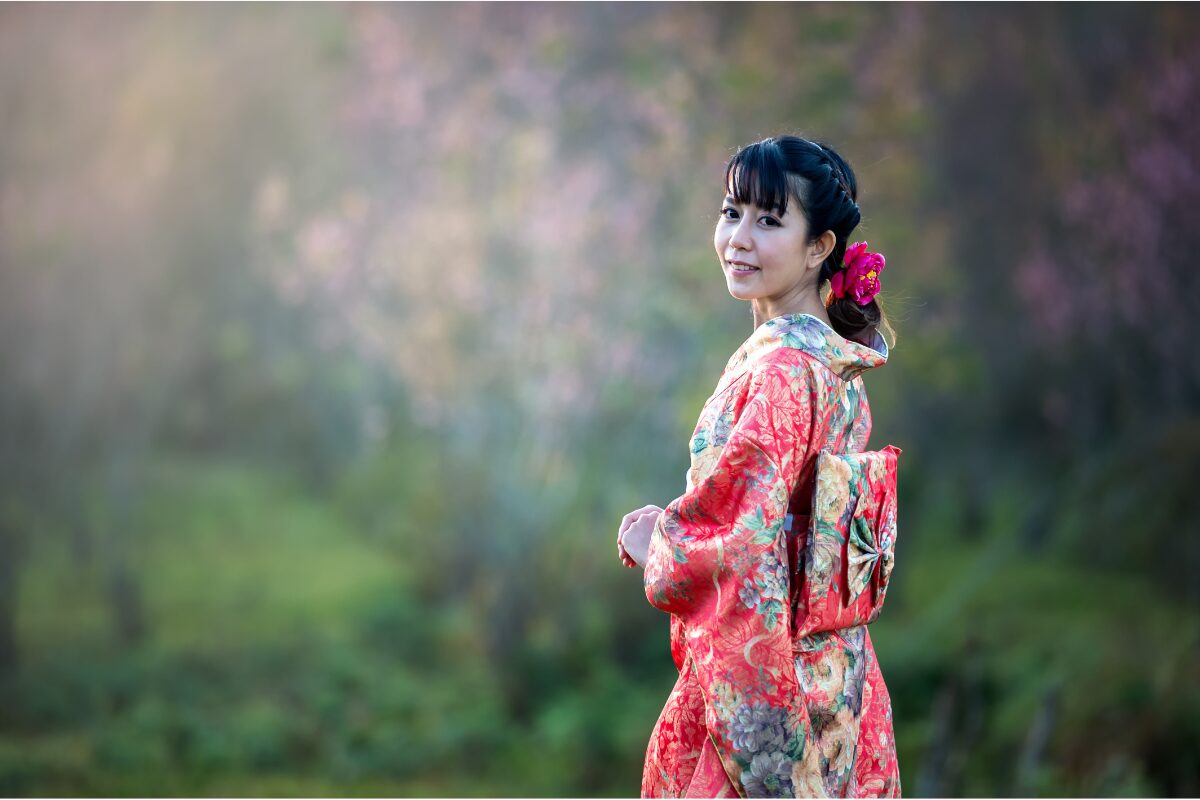 Femme en robe asiatique