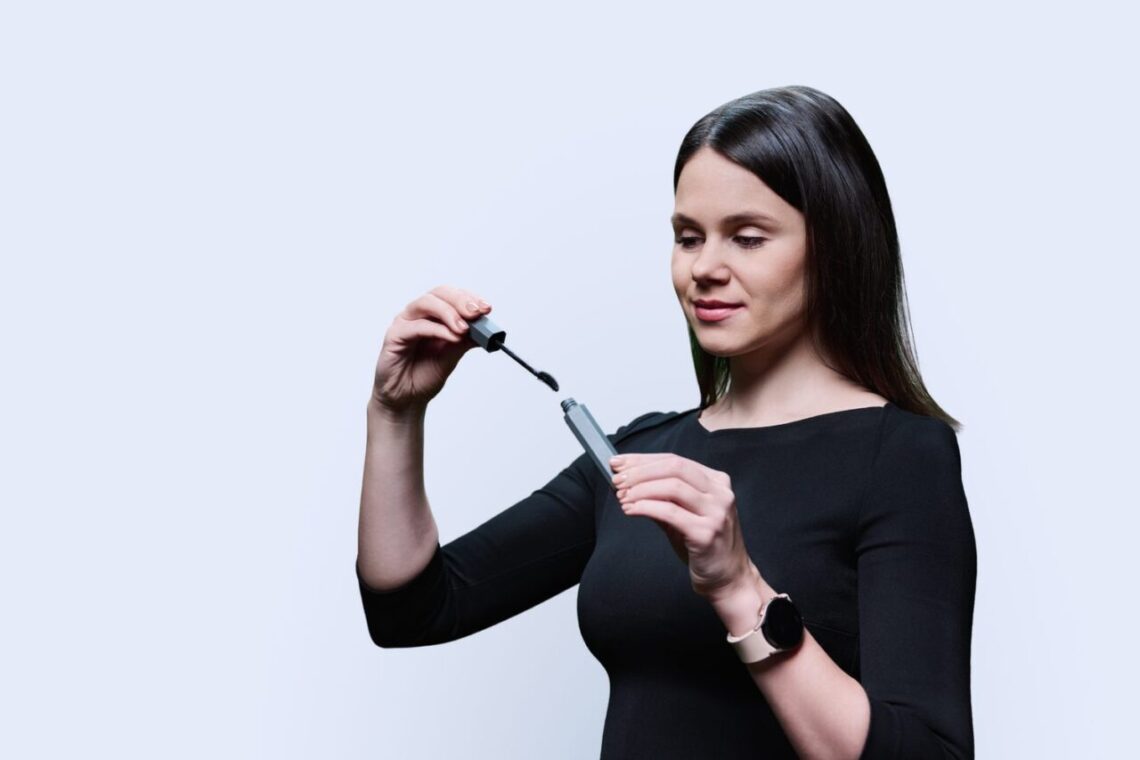 Une plume à cheveux colorée fixée dans une mèche de cheveux.